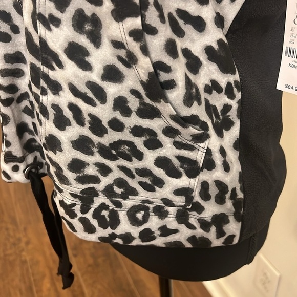 NWT New York & Company Faux Leather Faux Fur Leopard Print Bomber Jacket, Sz XS. - Picture 3 of 12